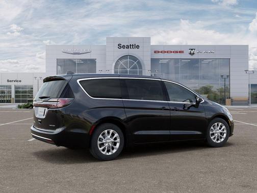 Diamond Black Crystal Pearlcoat 2026 Chrysler Pacifica Limited