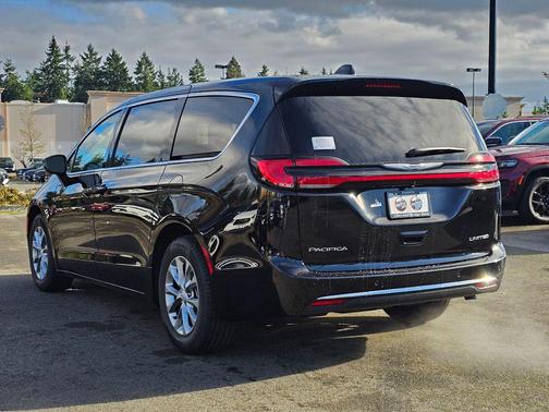 Diamond Black Crystal Pearlcoat 2026 Chrysler Pacifica Limited