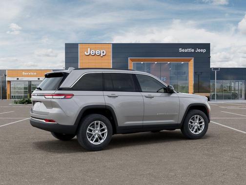 Silver Zynith 2026 Jeep Grand Cherokee Altitude