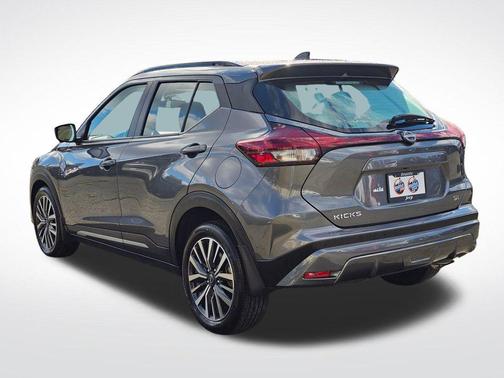 Gun Metallic 2022 Nissan Kicks SR