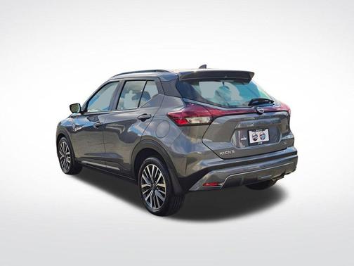 Gun Metallic 2022 Nissan Kicks SR
