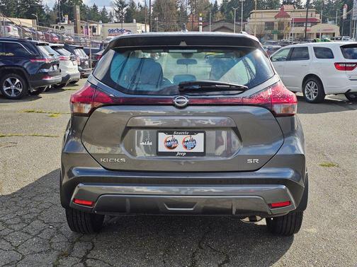 2022 Nissan Kicks SR
