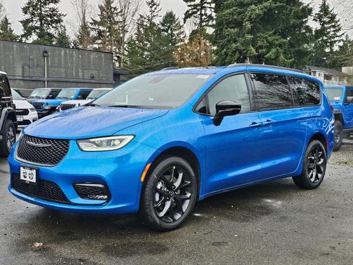 Hydro Blue Pearlcoat 2026 Chrysler Pacifica Limited