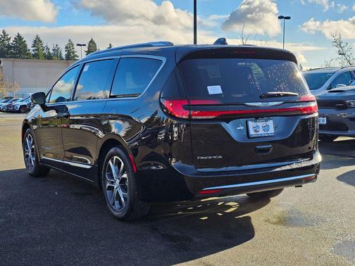 Diamond Black Crystal Pearlcoat 2026 Chrysler Pacifica L