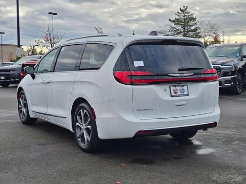 Bright White Clearcoat 2026 Chrysler Pacifica L