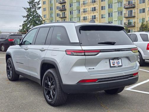 Silver Zynith 2025 Jeep Grand Cherokee Altitude