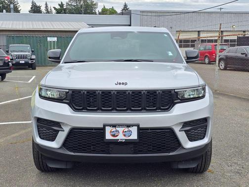 Silver Zynith 2025 Jeep Grand Cherokee Altitude