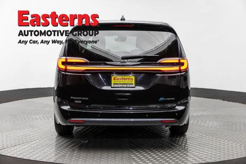 Brilliant Black Crystal Pearlcoat 2023 Chrysler Pacifica Hybrid Touring L