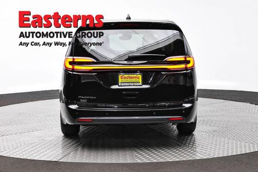 Diamond Black Crystal Pearlcoat 2024 Chrysler Pacifica Touring L