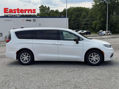 Bright White Clearcoat 2026 Chrysler Pacifica L