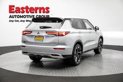 White Diamond 2022 Mitsubishi Outlander SE