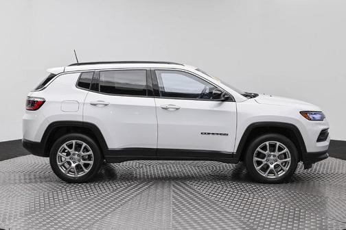 Bright White Clearcoat 2022 Jeep Compass Latitude Lux