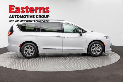 Bright White Clearcoat 2023 Chrysler Pacifica Limited