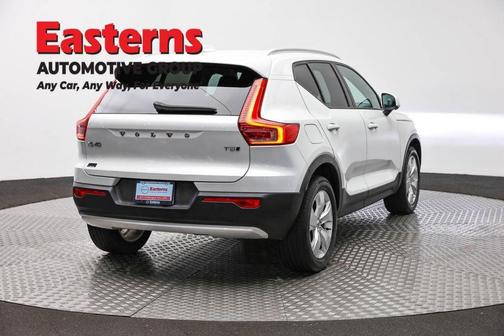 White 2022 Volvo XC40 T5 Momentum