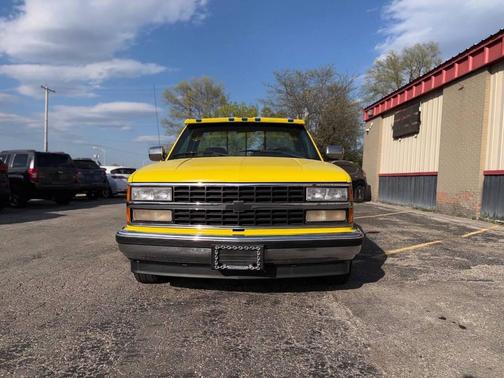 Yellow 1993 Chevrolet 1500 C1500 Silverado 2dr Standard Cab LB