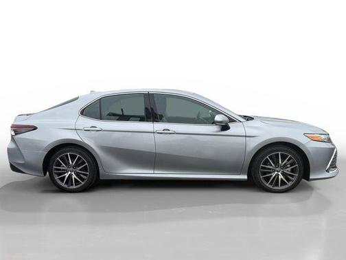 2022 Toyota Camry Hybrid XLE