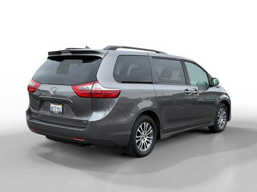2020 Toyota Sienna XLE