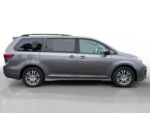 2020 Toyota Sienna XLE