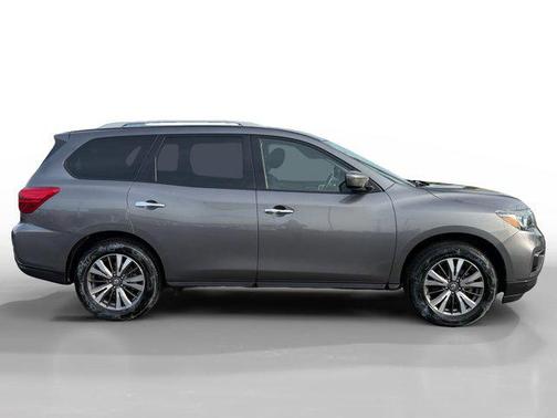 2017 Nissan Pathfinder SV