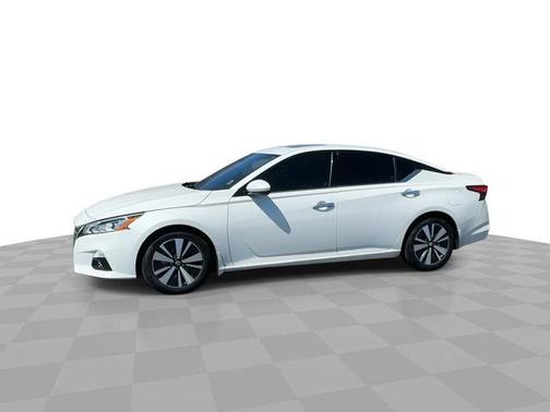 White 2021 Nissan Altima 2.5 SL