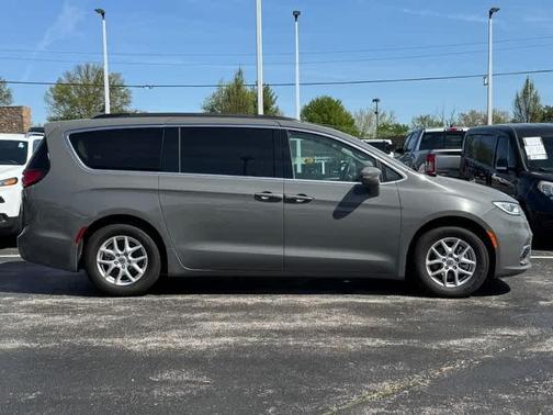 2022 Chrysler Pacifica Touring-L