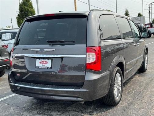 2016 Chrysler Town & Country Touring-L