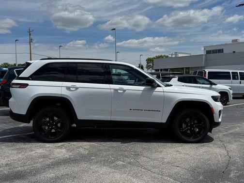 2025 Jeep Grand Cherokee Laredo