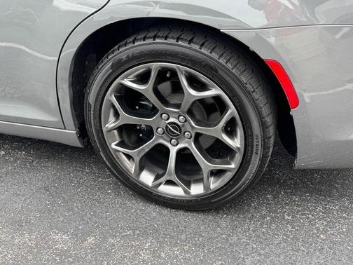 2018 Chrysler 300 Touring