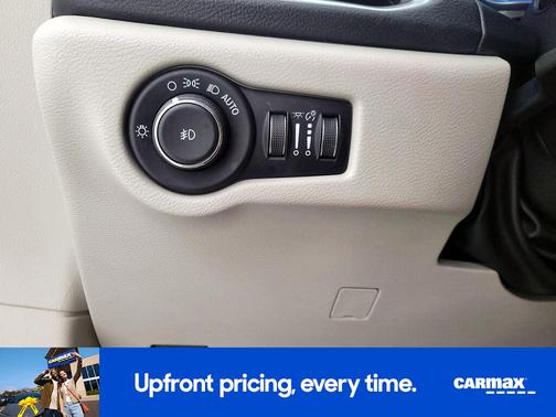 White 2017 Chrysler Pacifica Limited