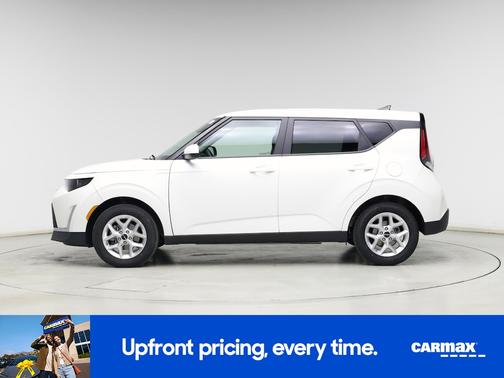White 2025 Kia Soul LX