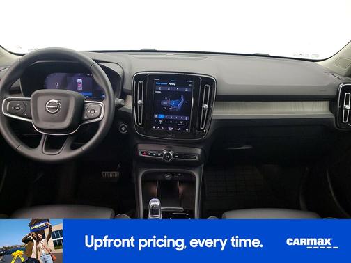 2023 Volvo XC40 B5 Ultimate Dark Theme