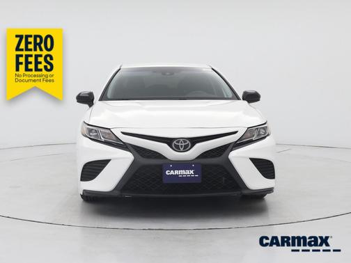 White 2018 Toyota Camry SE