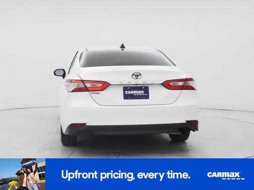 White 2018 Toyota Camry SE