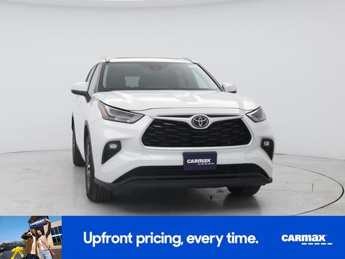 White 2023 Toyota Highlander XLE