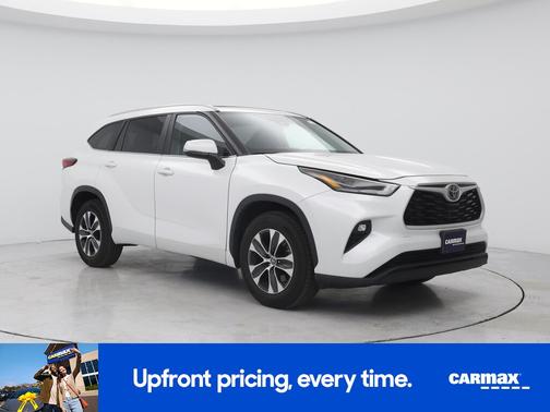 White 2023 Toyota Highlander XLE