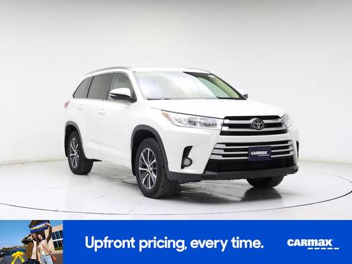 White 2017 Toyota Highlander XLE