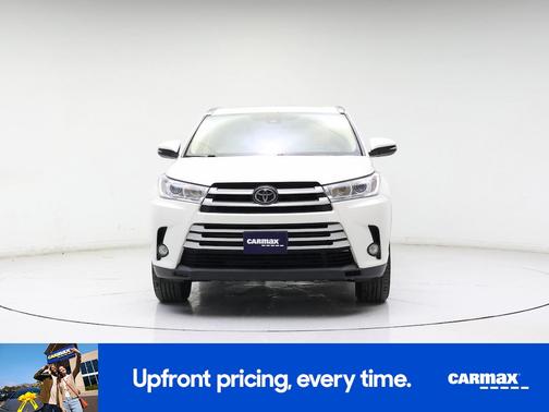 White 2017 Toyota Highlander XLE