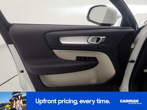 2022 Volvo XC40 T5 Momentum