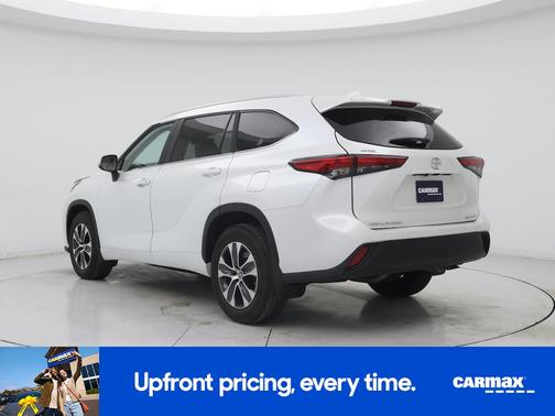 White 2023 Toyota Highlander XLE