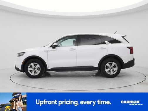 White 2023 Kia Sorento LX