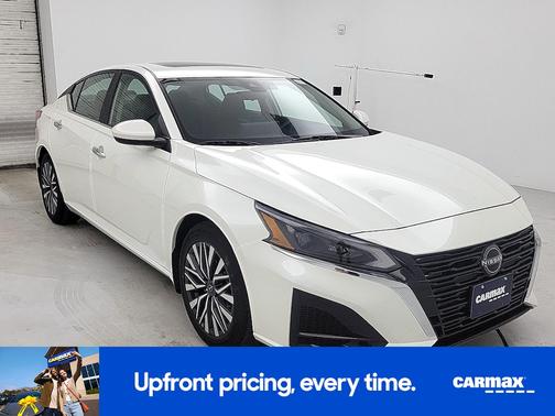 White 2023 Nissan Altima SV