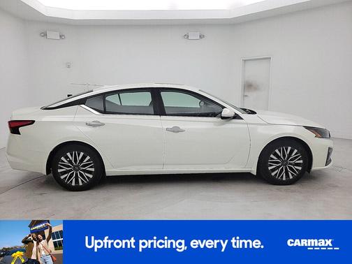 White 2023 Nissan Altima SV