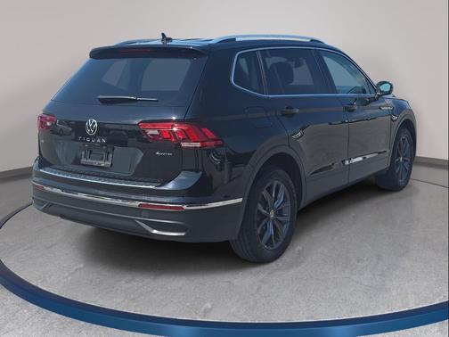Deep Black Pearl 2022 Volkswagen Tiguan 2.0T SE 4MOTION
