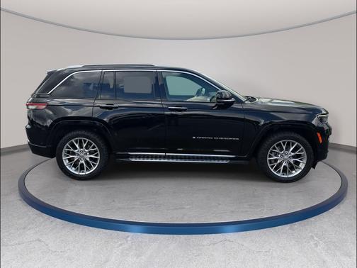 Diamond Black Crystal Pearlcoat 2022 Jeep Grand Cherokee Summit