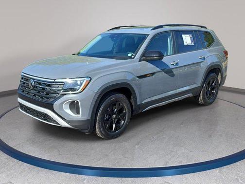 Platinum Gray Metallic 2024 Volkswagen Atlas 2.0T SE w/Technology 4MOTION