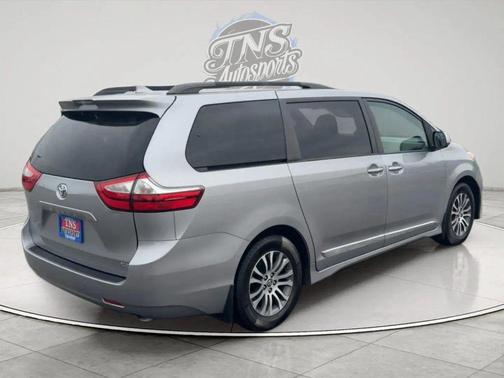 2018 Toyota Sienna XLE