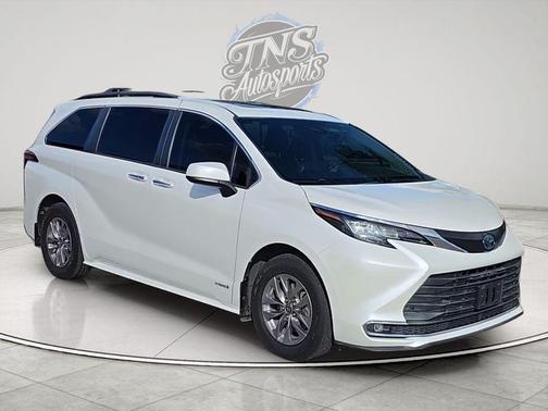 Blizzard Pearl 2021 Toyota Sienna XLE 8 Passenger