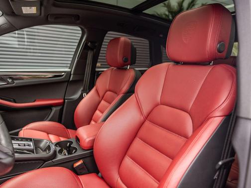 Carrara White Metallic 2023 Porsche Macan Macan