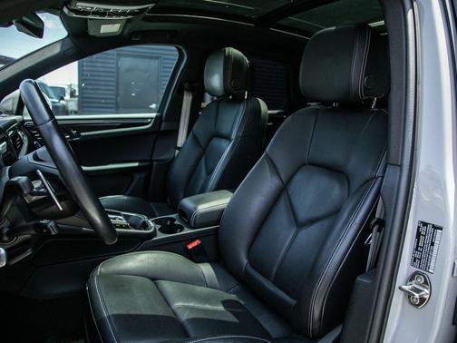Chalk 2023 Porsche Macan Macan