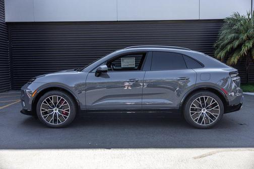 2025 Porsche Macan Turbo